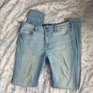 28/32 Hollister Skinny Jeans